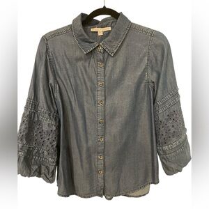Stella + Ginger Denim Button-Up  top with  eyelet puff sleeved Med petite